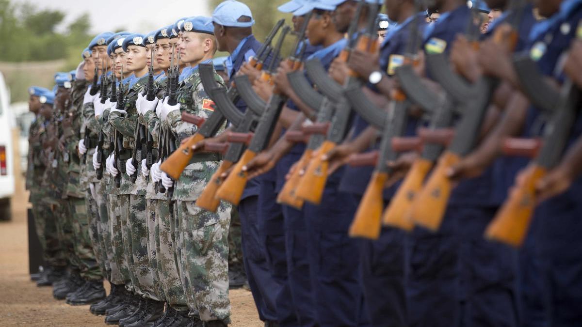 Soldados de la ONU procedentes de Holanda, Bangladesh, China, Senegal y el Chad participan en una ceremonia con motivo de la celebración del Día Internacional de los cascos azules en Gao, Mali.
