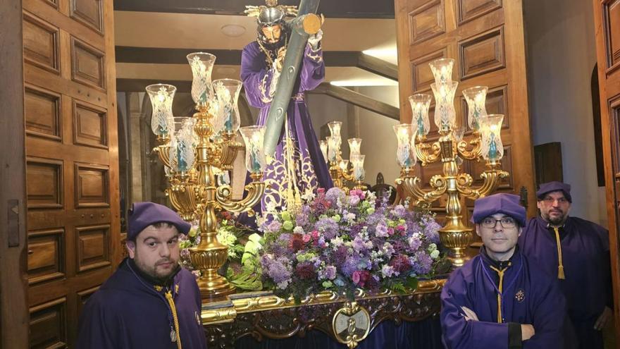 El paso de Jesús cargando con la Cruz, en la iglesia. | VICENTE ALONSO