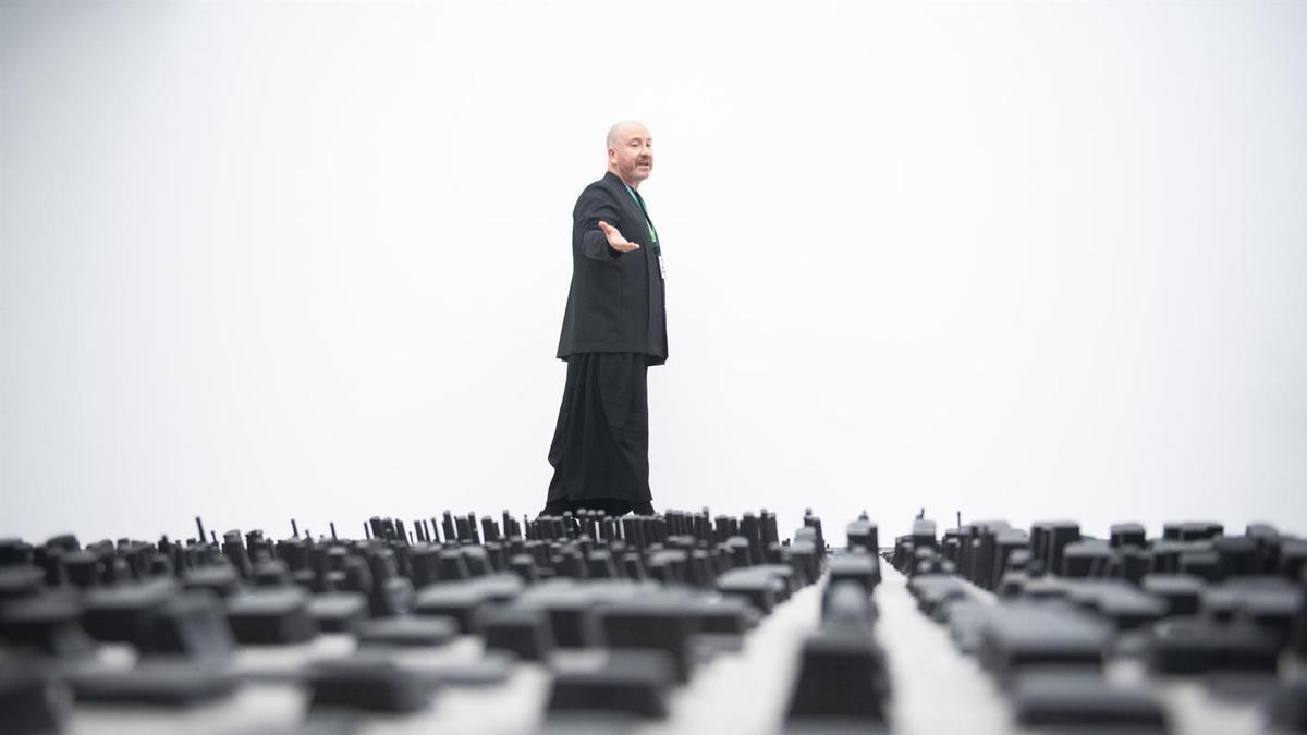 Manuel Segade ante una de las obras de la nueva exposición de los fondos del Museo Reina Sofía / Fernando Sánchez - Europa Press