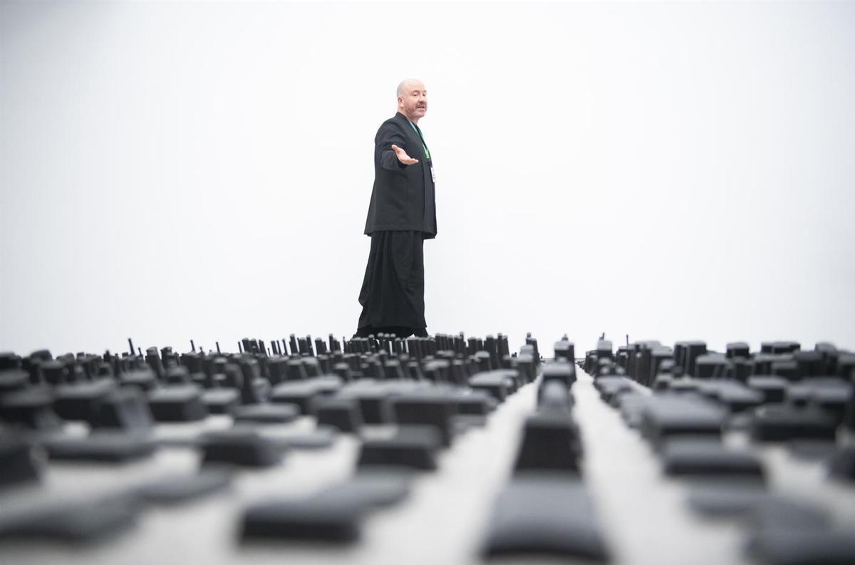 Manuel Segade ante una de las obras de la nueva exposición de los fondos del Museo Reina Sofía / Fernando Sánchez - Europa Press