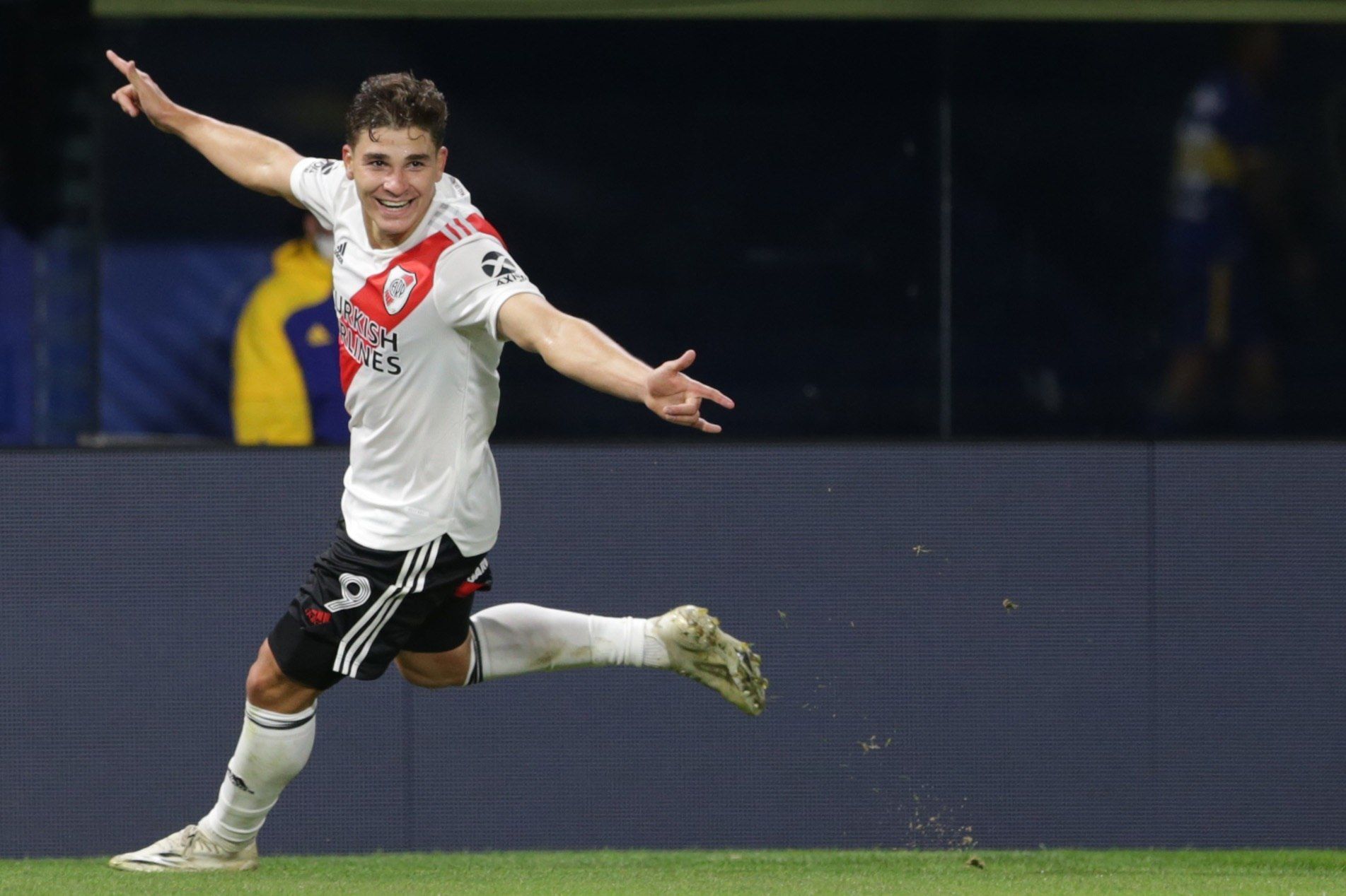 Julián Álvarez celebrando un gol con el River Plate