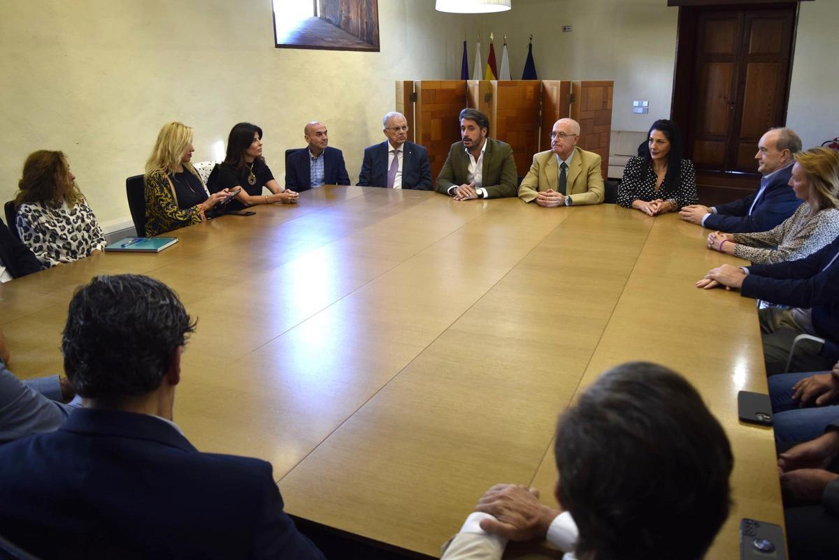 Reunión de Luis Yeray Gutiérrez, alcalde de La Laguna, con los constructores tinerfeños.