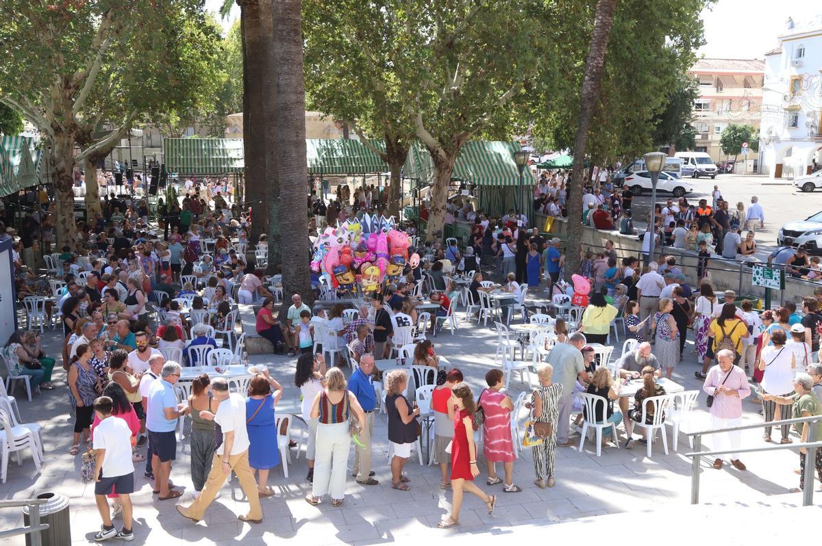 Ambiente popular en la plaza de la Fuensanta  durante la velá.