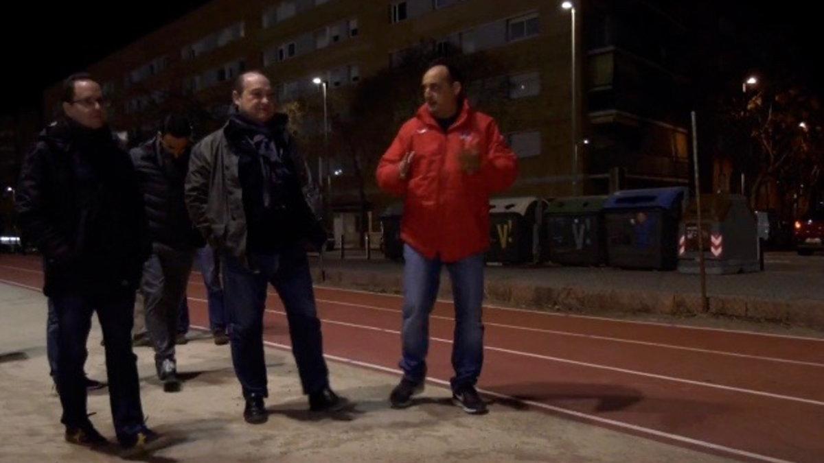 Carles Ruiz junto al presidente del Club Atletisme Viladecans y varios atletas en un momento de la visita a la instalación