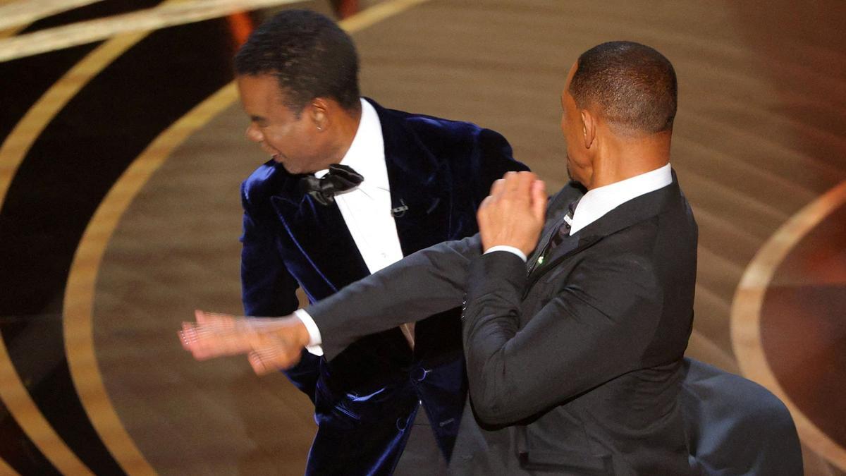 Will Smith golpea a Chris Rock mientras Rock hablaba en el escenario durante la 94.ª entrega de los Premios de la Academia en Hollywood, el 27 de marzo de 2022