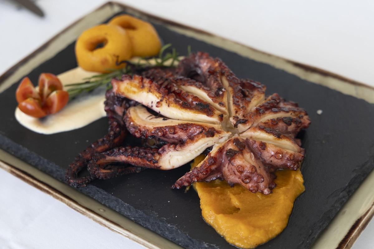 Pulpo de roca a la plancha sobre cama de boniato.