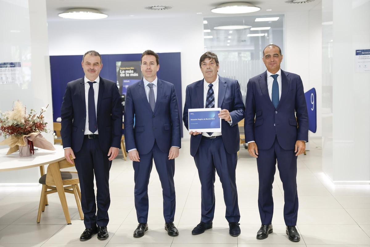 Un momento antes de la presentación del informe, en la sede del BBVA en la Avenida de la Libertad de Murcia.