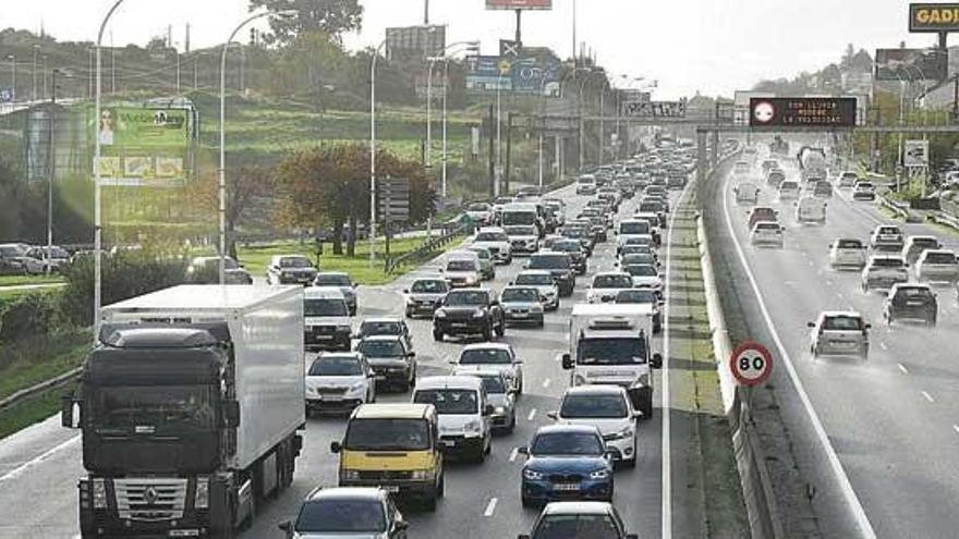 Vehículos entran y salen de la ciudad por la avenida Alfonso Molina.