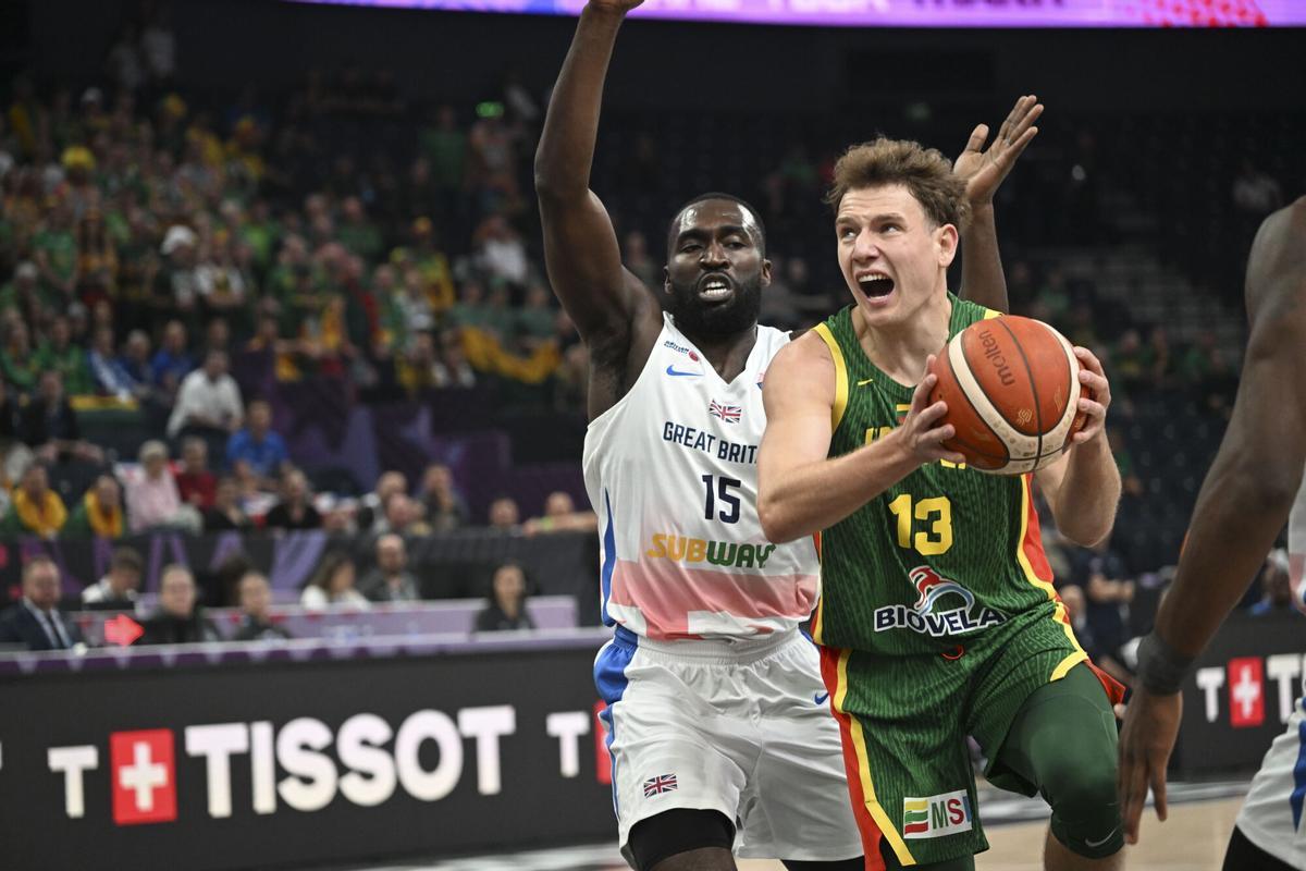 Tampere (Finland), 27/08/2025.- Akwasi Yeboah of Great Britain (L) and Rokas Jokubaitis of Lithuania (R) in action during the group B match between Great Britain and Lithuania at the FIBA EuroBasket 2025, in Tampere, Finland, 27 August 2025. (Baloncesto, Finlandia, Gran Bretaña, Lituania, Reino Unido) EFE/EPA/KIMMO BRANDT