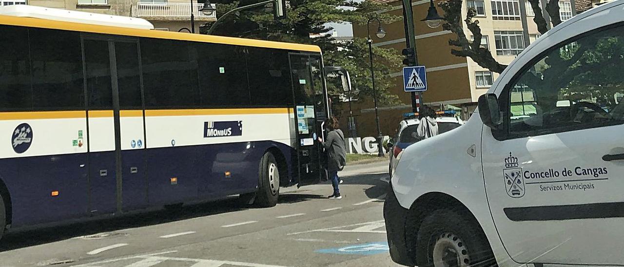 Un autobús de la línea entre Cangas y Vigo recoge pasajeros frente al consistorio de Cangas, ayer.   | // G.N.