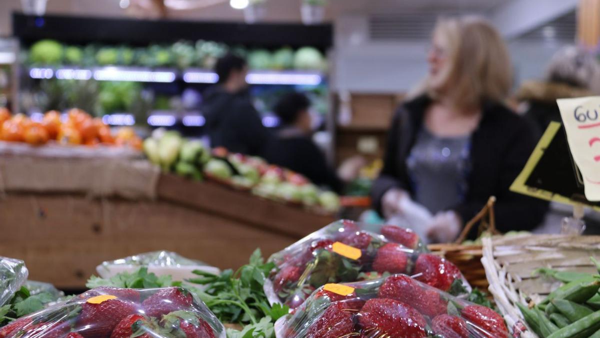 Diversos clients en una fruiteria del Mercat del Poblenou  | ARXIU/ACN