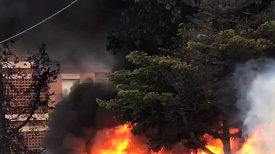 Espectacular incendio de una ambulancia junto al centro de salud de Viver