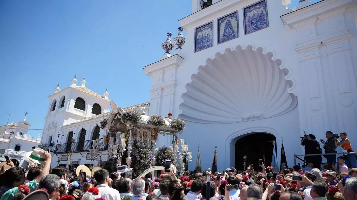 Las hermandades se presentan ante la Ermita de la Virgen del Rocío.