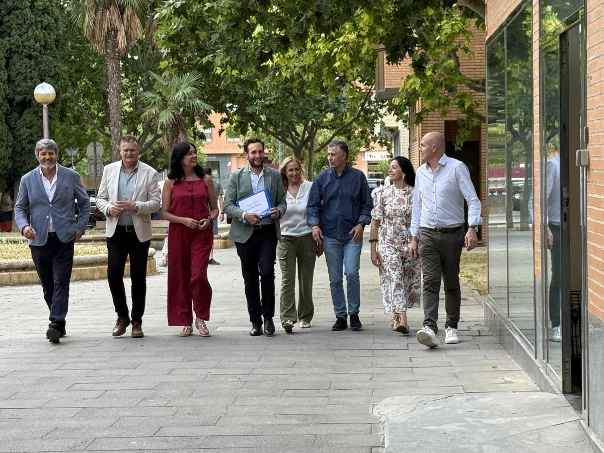 Isaac Claver, con miembros del PP de Huesca, antes de registrar los avales.