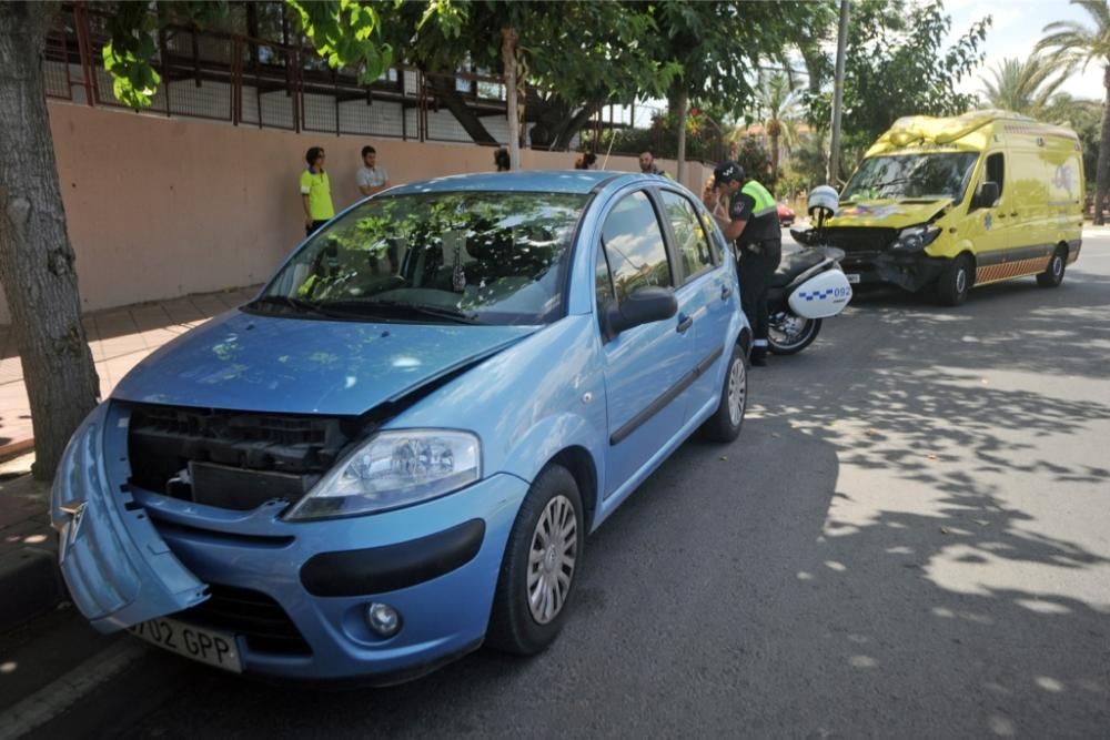 Una ambulancia choca contra un choque cuando iba d