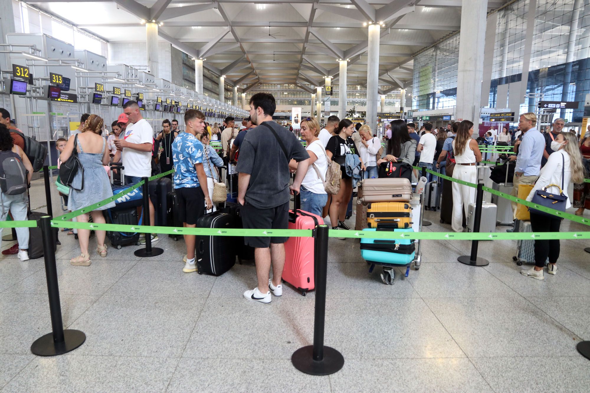 Comienzo de las vacaciones de verano en el aeropuerto de Málaga.