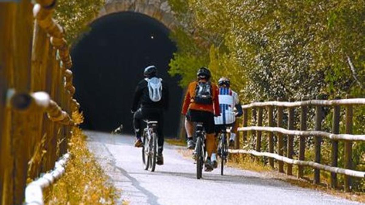 Donde pasaba el tren 8Tres ciclistas pedalean por un tramo de la Via Verda entre Benifallet yTortosa.