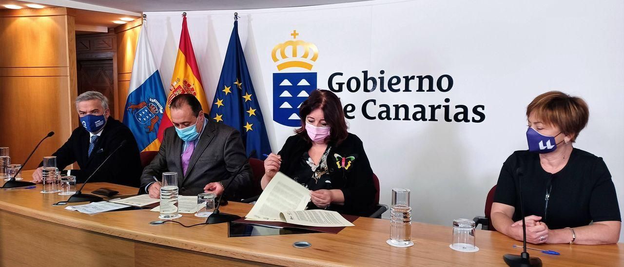 De izquierda a derecha, Lluis Serra, Blas Trujillo, Manuel Armas y Rosa Aguilar, durante la firma del convenio.