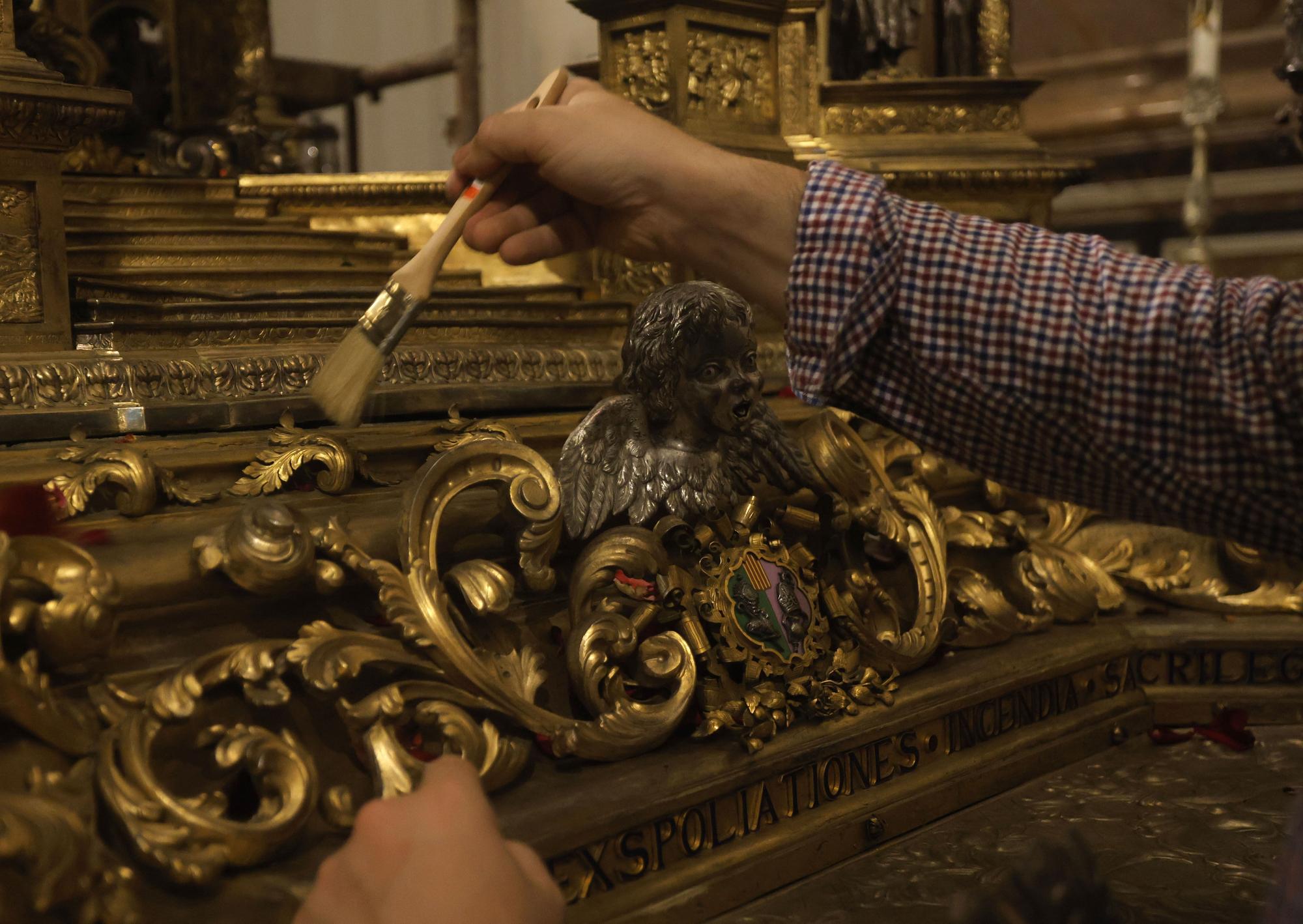 Limpieza de la custodia tras las lluvias del domingo durante la procesión del Corpus Christi