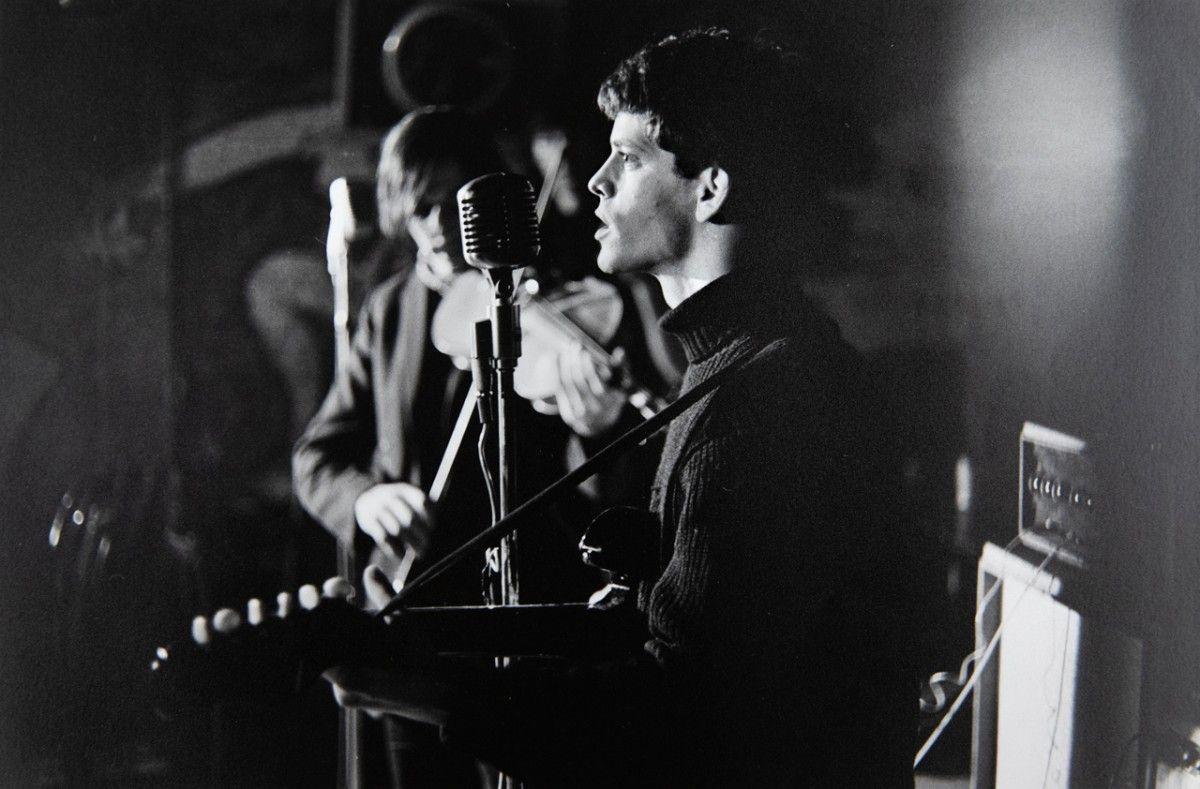 Lou Reed y, al fondo, John Cale en una actuación en el Café Bizarre.