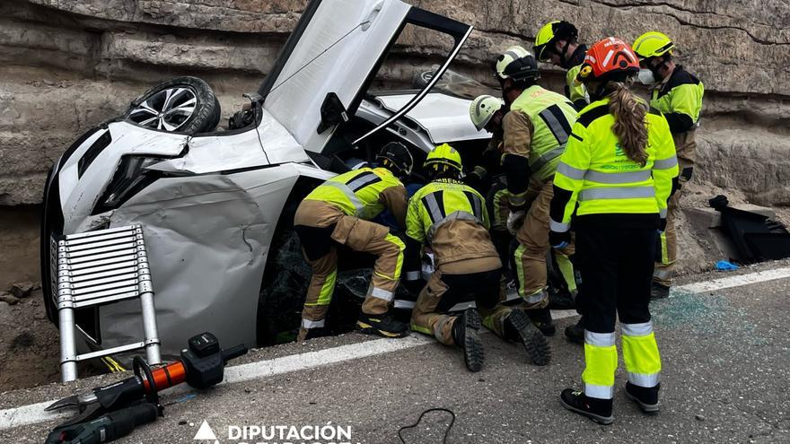 Los bomberos rescatan a una persona atrapada en su coche tras un accidente en la zona de Mequinenza
