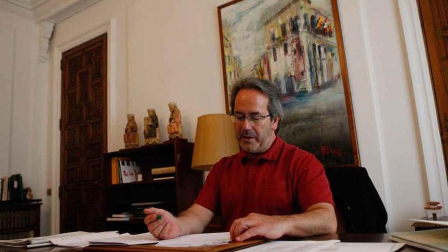 Francisco Guarido firma unos expedientes en su primer día como alcalde de Zamora.