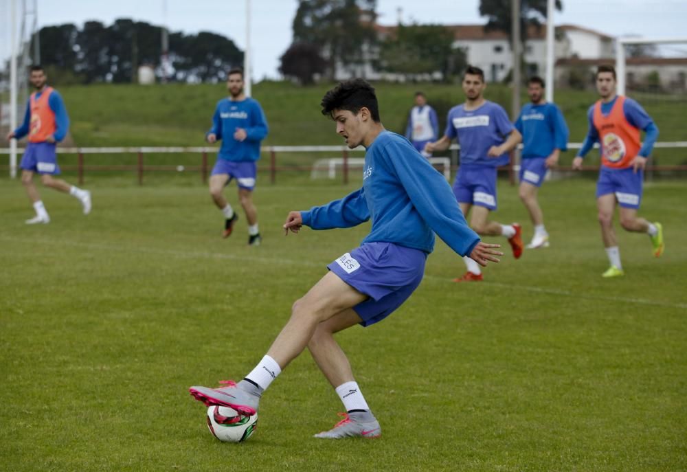 Entrenamiento del Real Avilés en las instalaciones de la escuela de Mareo de Gijón