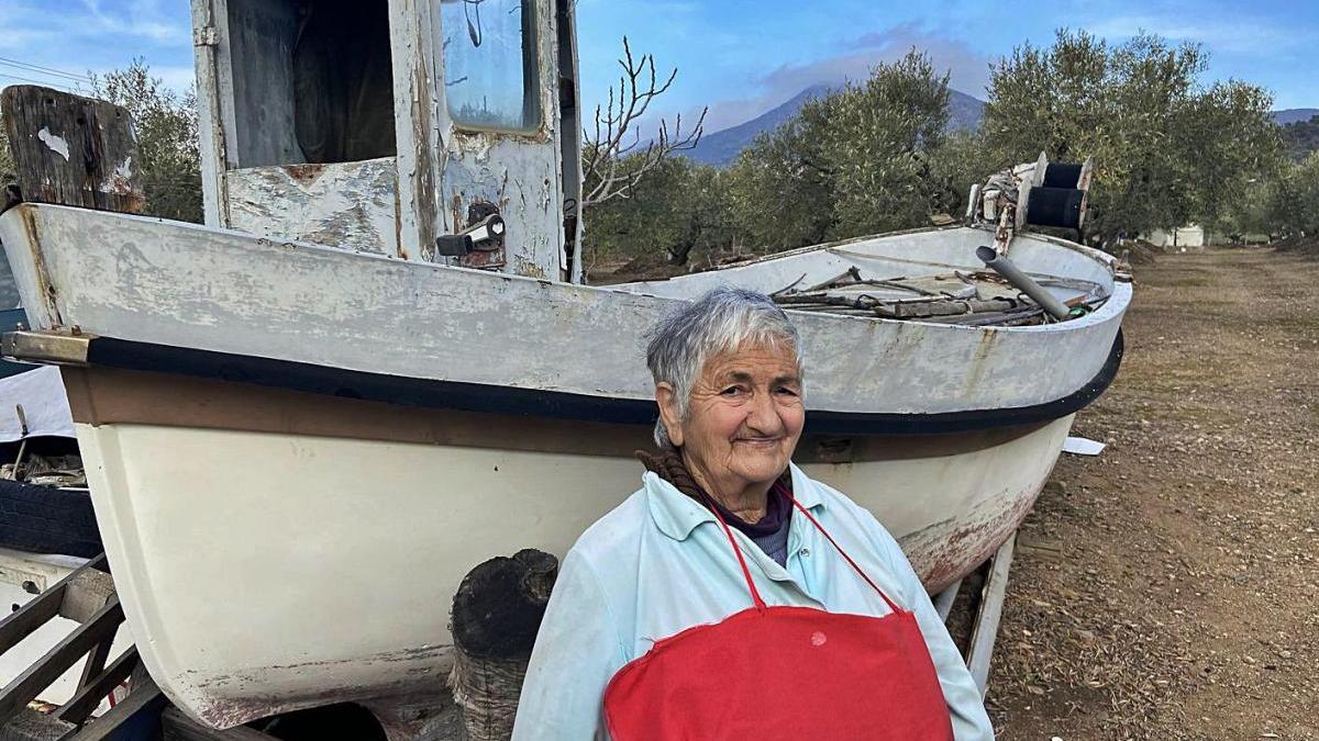 Quimeta Bages, a l&#039;olivar familiar, davant d&#039;una de les barques del seu home, ja en desús