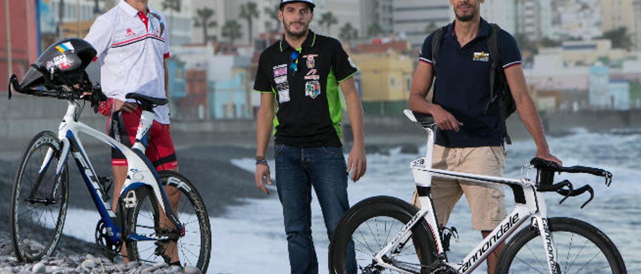 De izda. a drcha.: los triatletas grancanarios Raúl Santana, Tanausú Castellano y Antonio Ramírez, en el barrio marinero de San Cristóbal.