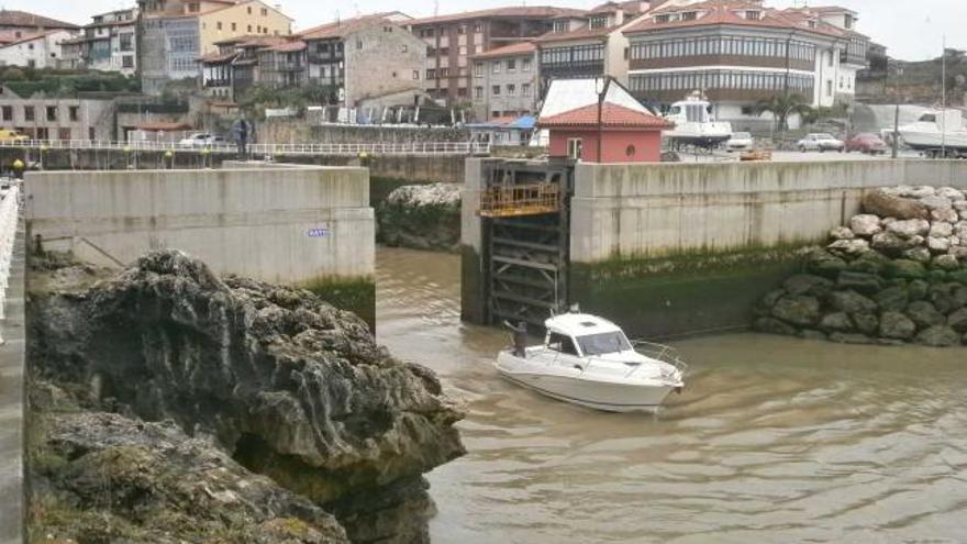 La embarcación «Arrantzale I» saliendo del puerto de Llanes, ayer, tras abrirse la compuerta.