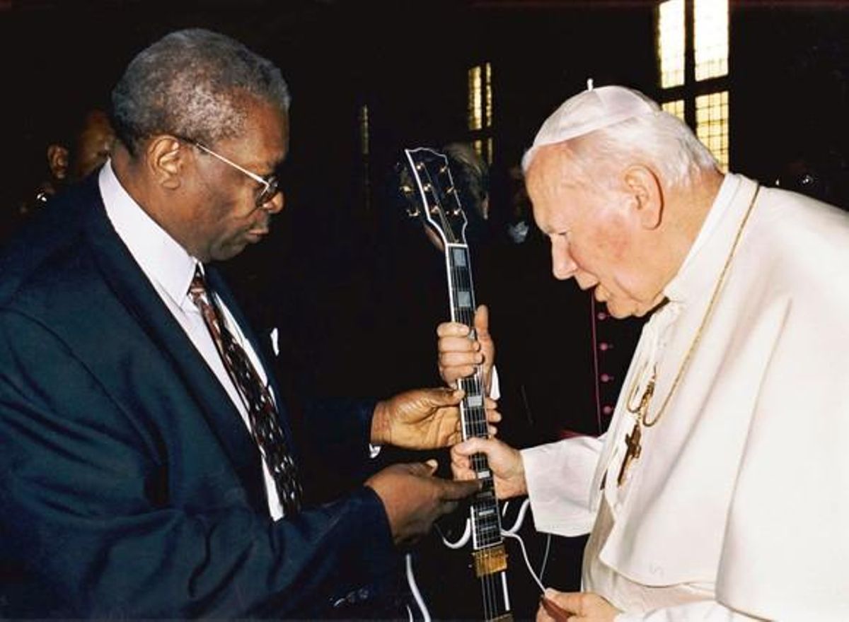 B. B. King muestra al papa Juan Pablo II su guitarra Lucille, en diciembre de 1998, en el Vaticano. 