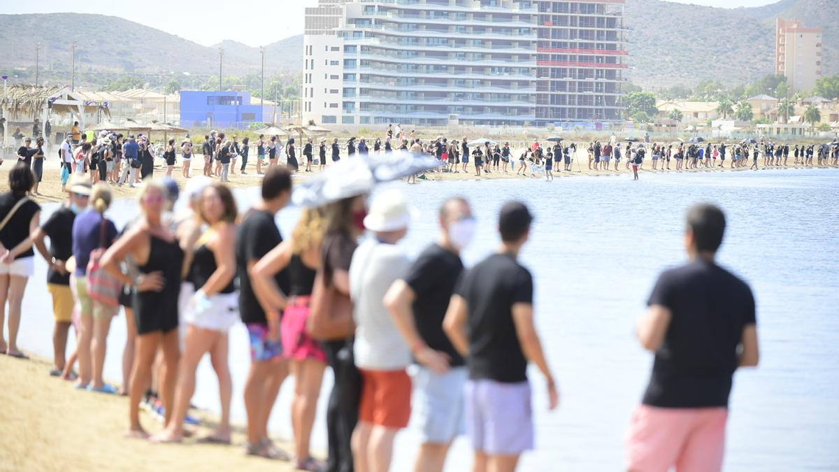 Miles de murcianos forman una cadena humana que rodea al Mar Menor en señal de protesta