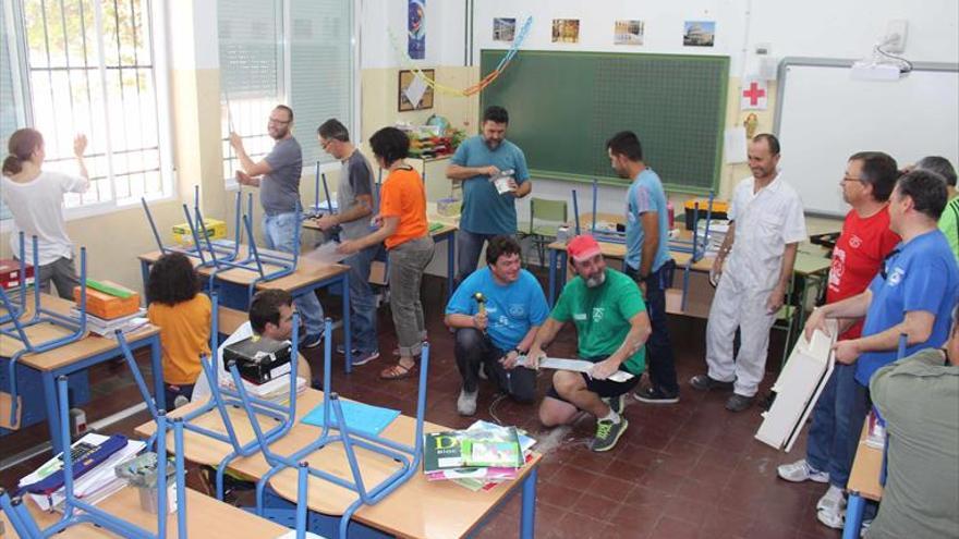 Padres y profesores arreglan un colegio