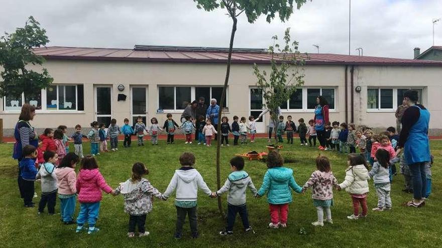 Nenos da Flora Ramos plantan tres árbores