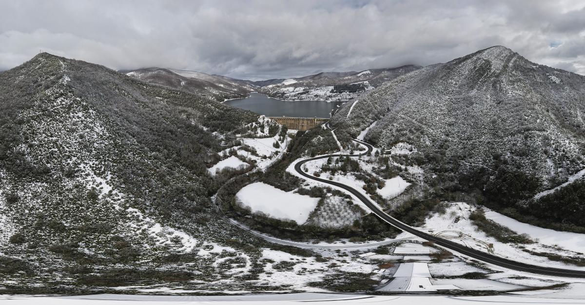 GRAFCAV4150. EUGUI, 18/01/2023.- Panoramica de la presa de Eugui en una jornada donde la Agencia Estatal de Meteorología ha dado alerta naranja por nieve este miércoles para toda Navarra salvo la Ribera y de nivel amarillo por riesgo de aludes para Pirineos. Según indica la Aemet, en Pirineos se puede alcanzar un espesor de nieve de 20 centímetros en 24 horas a partir de los 900-1000 metros de altitud, y en la vertiente cantábrica y el centro de la comunidad, 10 centímetros en 24 horas, por encima de los 500 metros en la vertiente cantábrica y de los 700 en el centro de la comunidad, aunque la cota de nieve estará situada en torno a los 300-400 metros. EFE/ Jesús Diges