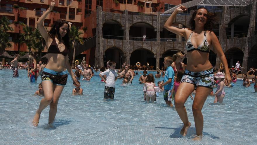 Turistas disfrutan de un baño en la piscina de un hotel en Benalmádena.