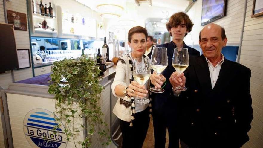 María Jesús Suárez, Quico Álvarez y Rubén, el hijo de ambos, ayer, brindando por la inauguración de La Goleta de Quico.