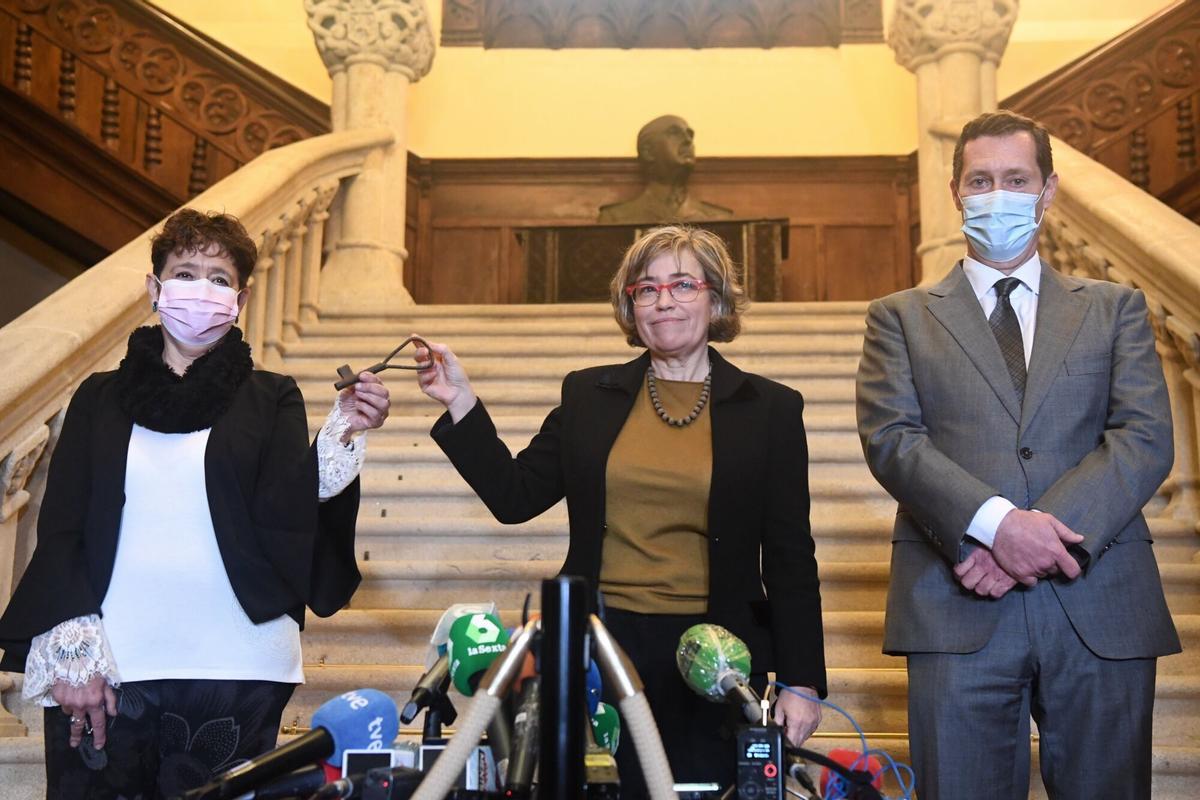 ACTO DE ENTREGA DE LLAVES DEL PAZO DE MEIRAS A LA ADMINISTRACION GENERAL DEL ESTADO TRAS PASAR SU TITULARIDAD AL ESTADO TRAS 82 AÑOS EN MANOS DE LOS FRANCO. (I-D) LA SUBSECRETARIA DE HACIENDA, MARÍA DEL PILAR PANEQUE SOSA; Y LOS ABOGADOS DEL ESTADO CONSUELO CASTRO REY; EL ABOGADO DEL ESTADO JAVIER SUÁREZ GARCÍA.. DIA HISTORICO. PAZO PUBLICO. ENTREGA LLAVES. LLAVE.