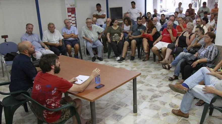 Luis Villares comparece, ayer, en la asamblea de En Marea en Vigo. // J.Lores