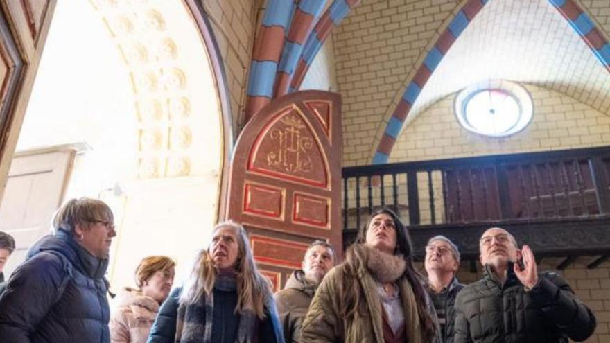 Los vecinos han mostrado su satisfacción ante el resultado de los trabajos en la iglesia de Valmadrid. | SERVICIO ESPECIAL