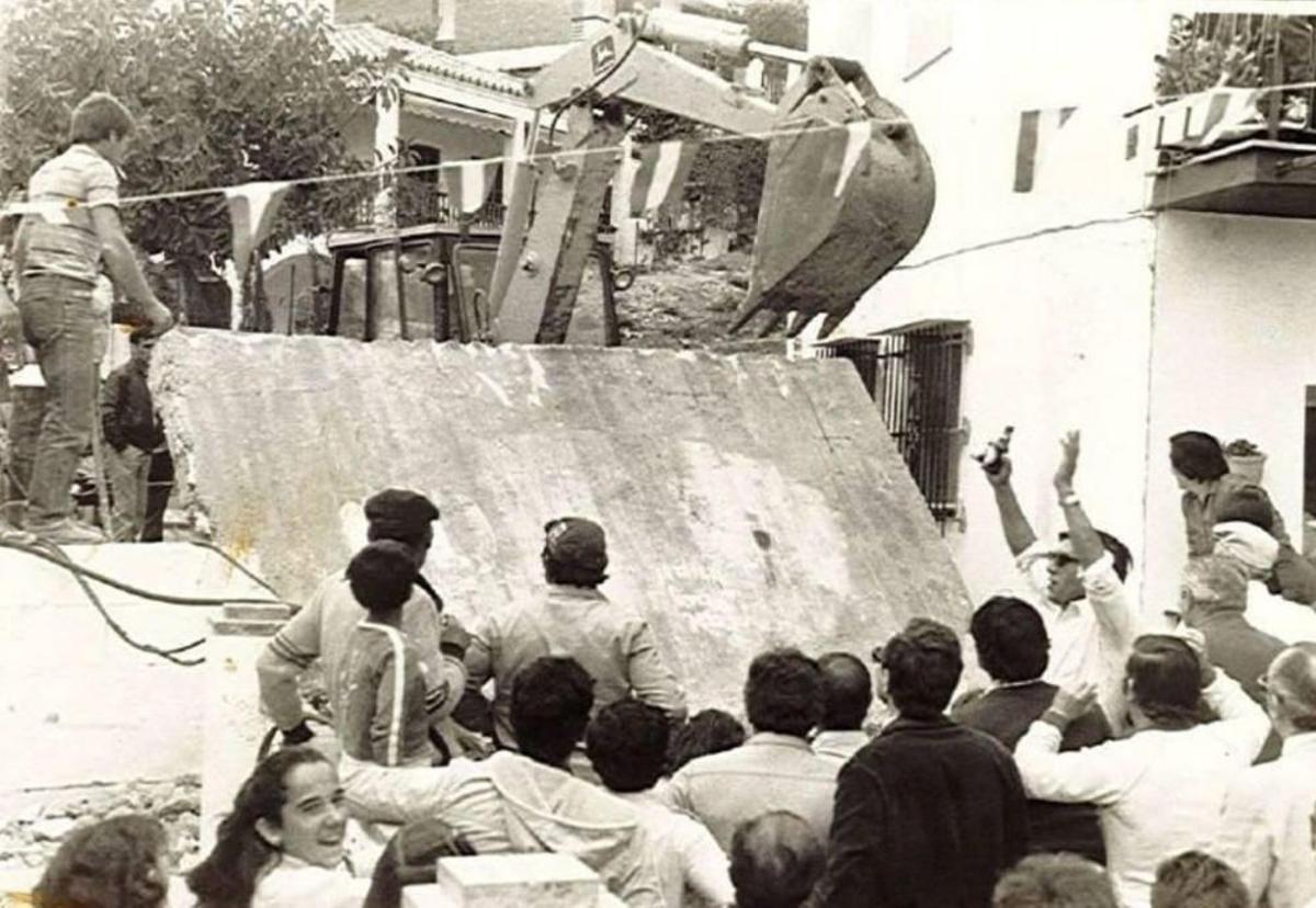 Derribo del ‘muro de la vergüenza’ en las Cuevas, El Palo, en 1983.