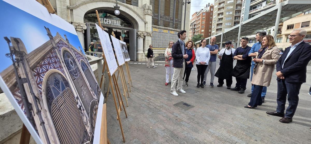 Vendedores, María José Catalá y Santiago Ballester acudieron a conocer los pormenores de la actuación