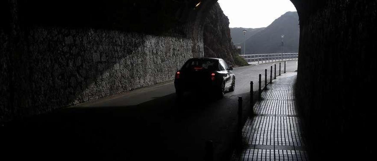 Un coche sale del túnel de Arnao en dirección a Salinas.