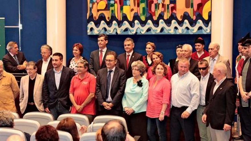 Autoridades y galardonados, ayer, en el Palacio de Congresos de Gijón.