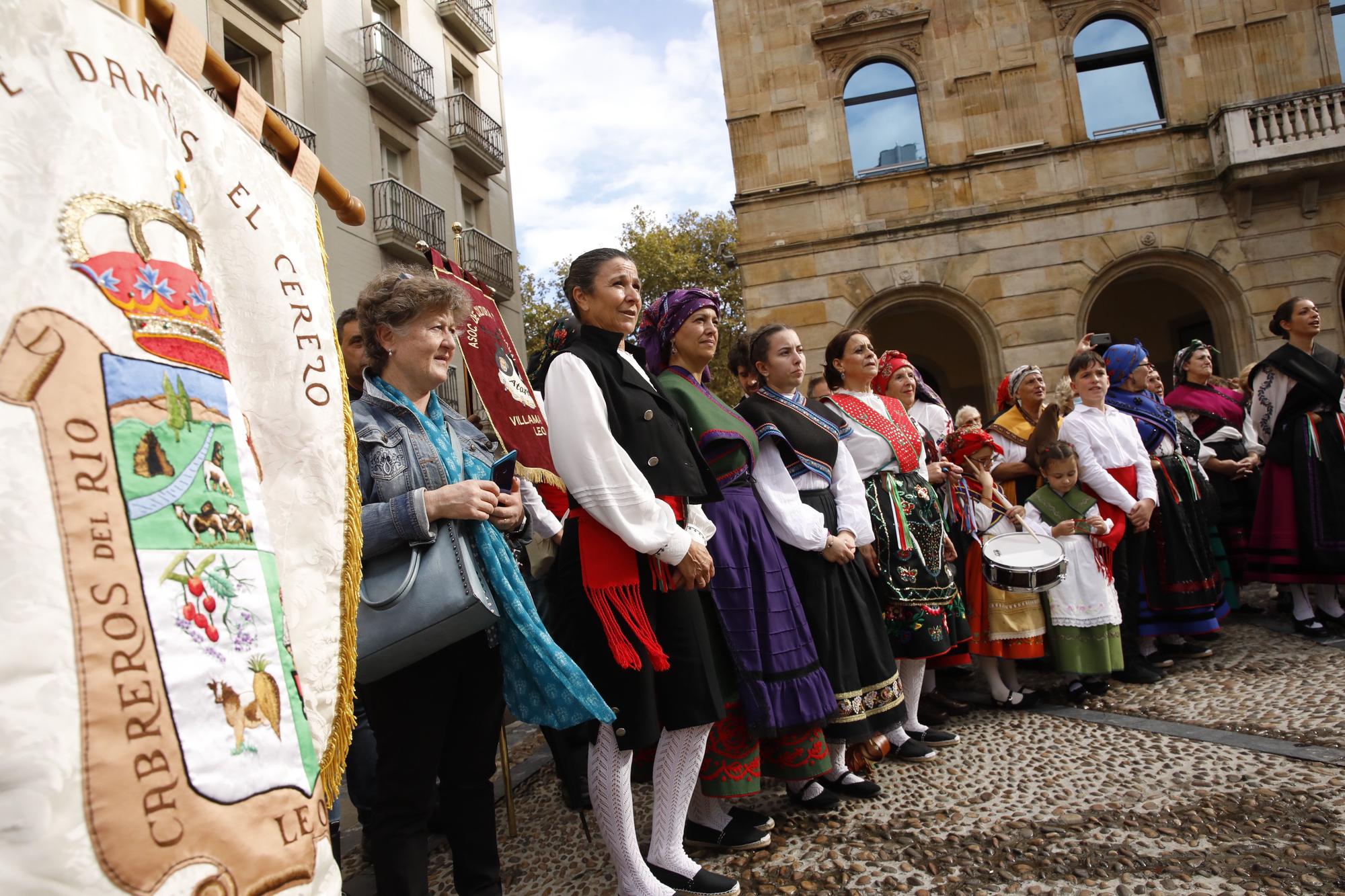 En imágenes: Gijón celebra el Día de León con bailes y el desfile de pendones