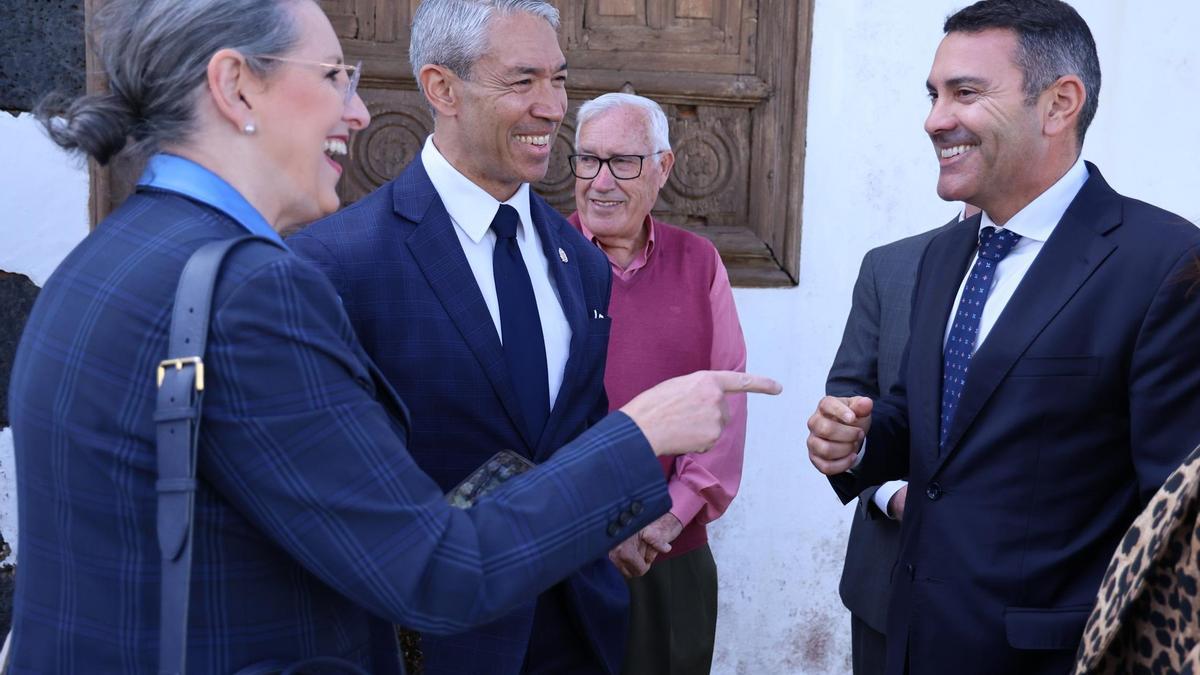 Oswaldo Betancort junto al alcalde de Texas