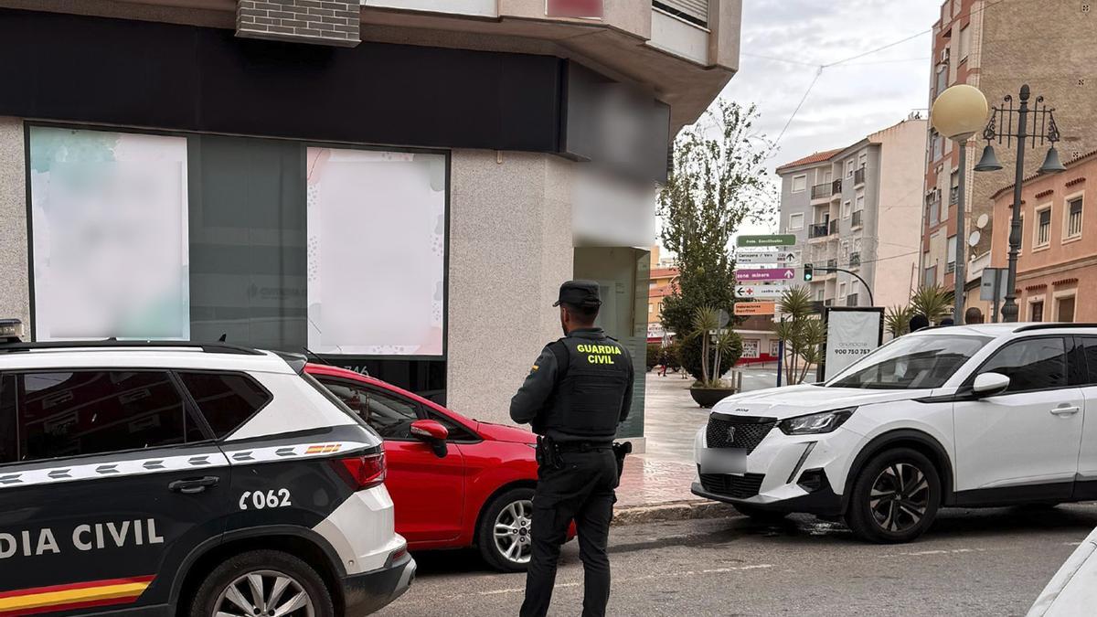Un agente de la guardia civil frente a la vivienda donde se originó el incendio