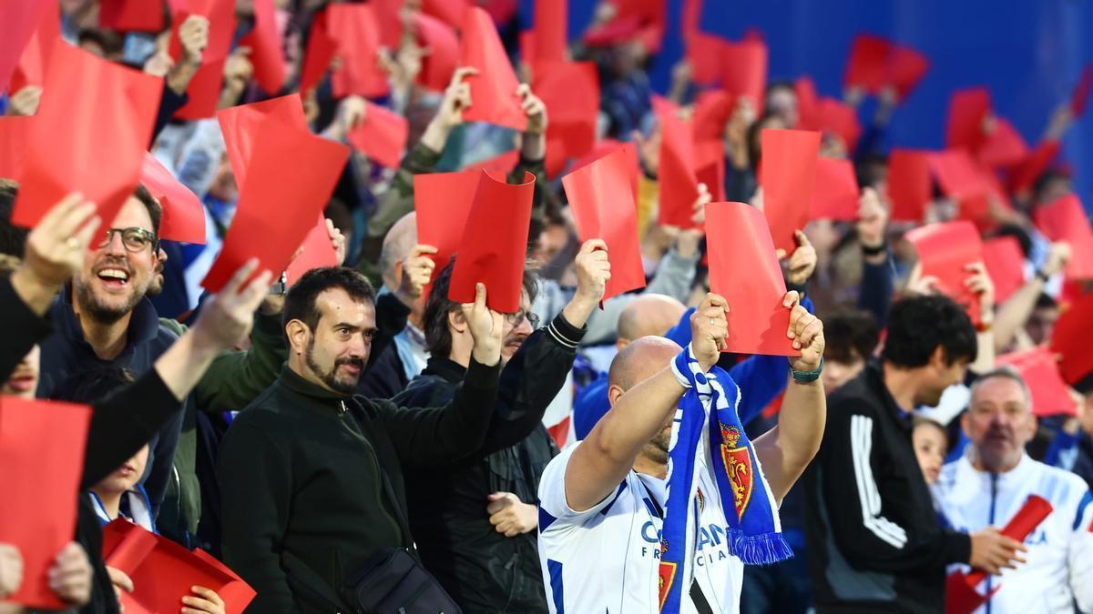 La afición del Real Zaragoza le saca tarjeta roja a los árbitros antes del partido ante el Granada