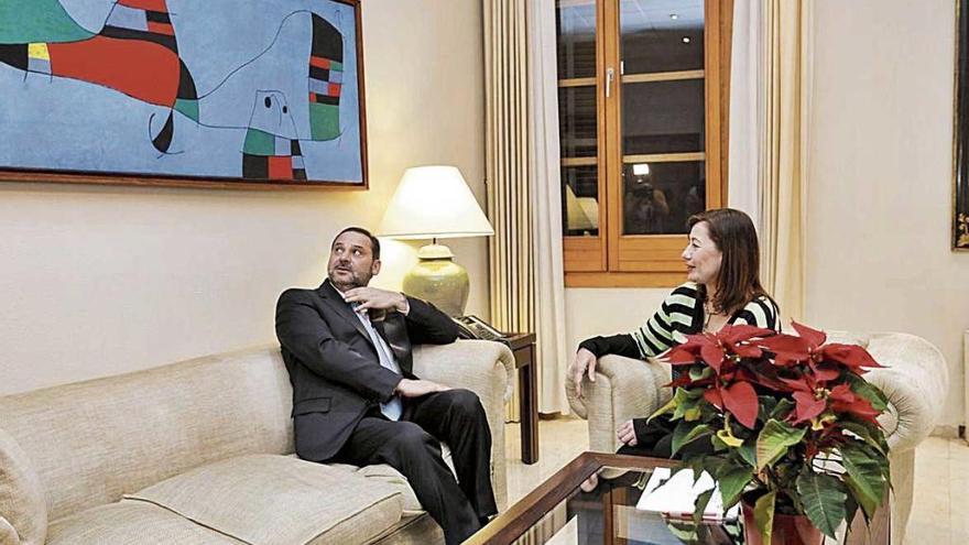 Armengol y Ábalos ayer al inicio de su reunión en el Consolat de Mar.