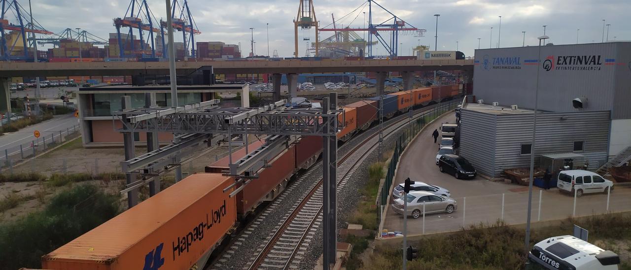 Un tren en las instalaciones del puerto de València